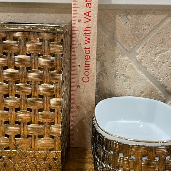 Vintage Stylebuilt vanity set Tissue holder& soap dish. - Picture 9 of 12